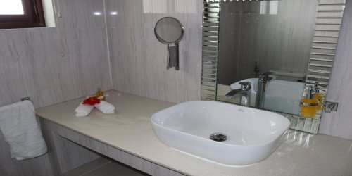 seychelles-booking-tamas-holiday-apartment-bathroom2  (©  Seychelles Booking)