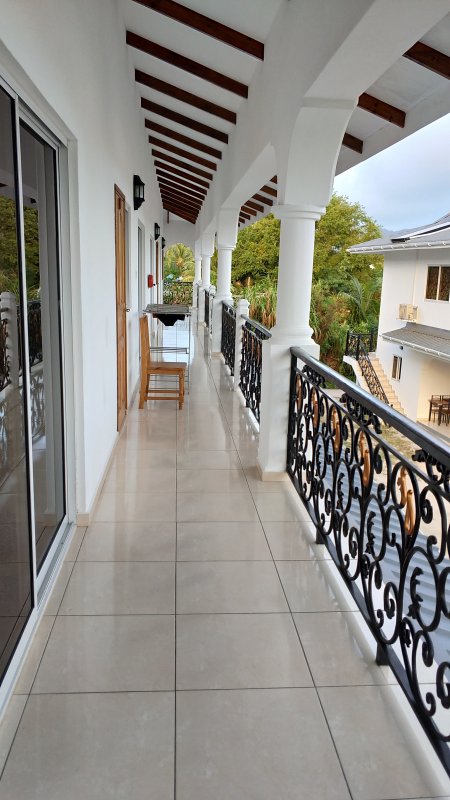 seychelles-praslin-casadani-luxury-appartement-entrance  (©  Seychelles Booking)